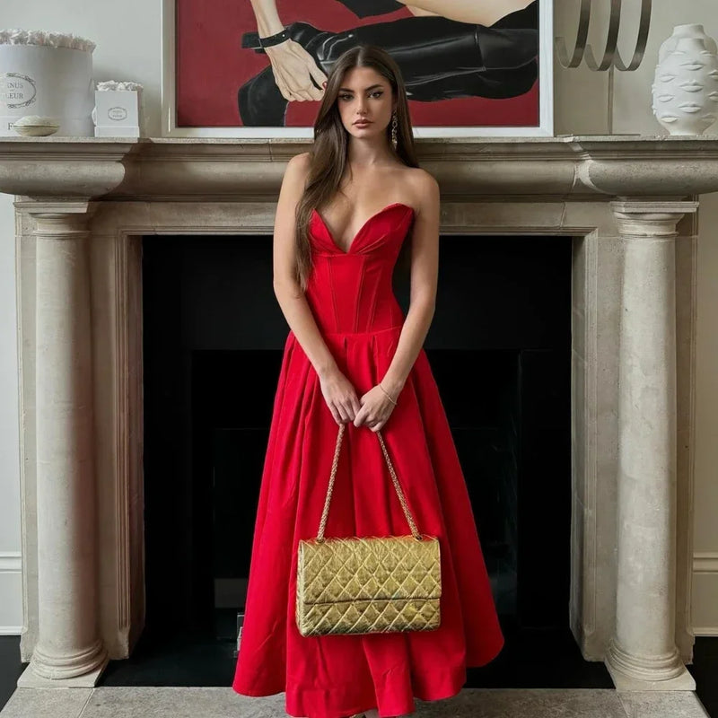 Vestido Midi Rojo Sin Tirantes con Corte Acampanado