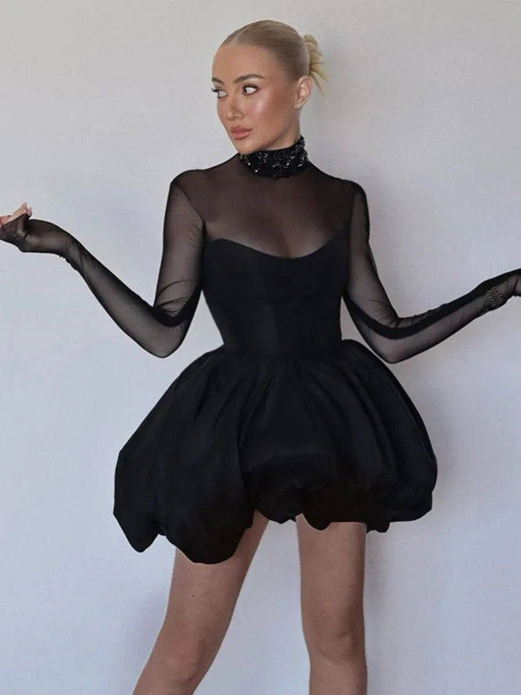Vestido Mini Negro con Mangas Transparentes y Cuello Alto