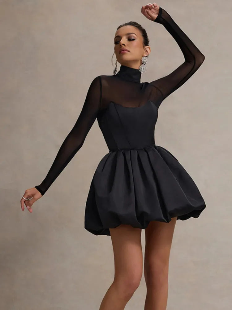 Vestido Mini Negro con Mangas Transparentes y Cuello Alto