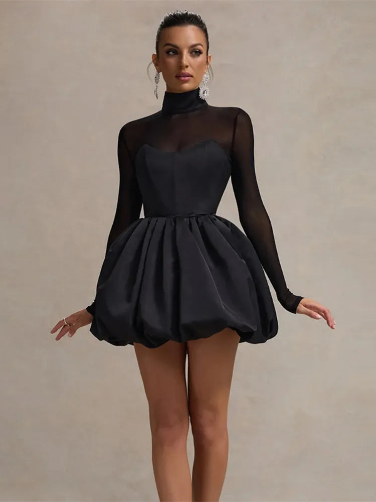 Vestido Mini Negro con Mangas Transparentes y Cuello Alto